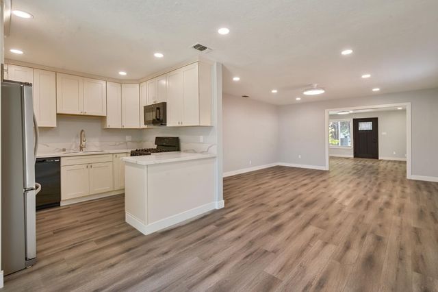 881 Reuter Dr, West Sacramento, CA 95605