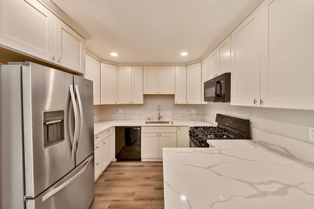 881 Reuter Dr, West Sacramento, CA 95605