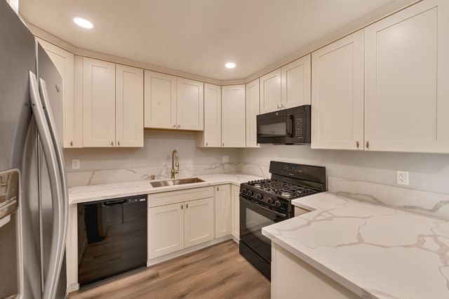 881 Reuter Dr, West Sacramento, CA 95605