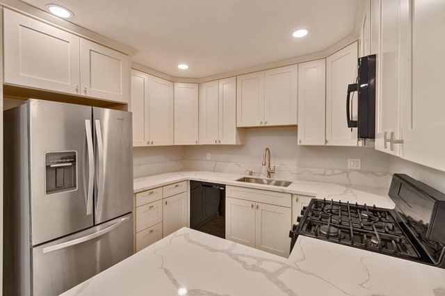 881 Reuter Dr, West Sacramento, CA 95605