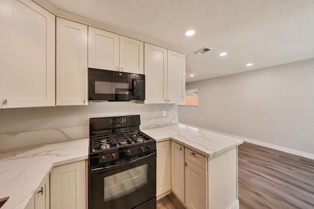 881 Reuter Dr, West Sacramento, CA 95605