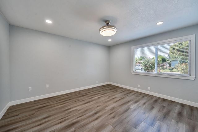 881 Reuter Dr, West Sacramento, CA 95605