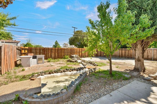 881 Reuter Dr, West Sacramento, CA 95605