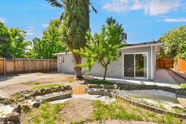 881 Reuter Dr, West Sacramento, CA 95605