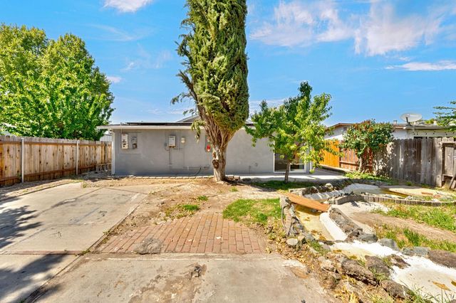 881 Reuter Dr, West Sacramento, CA 95605