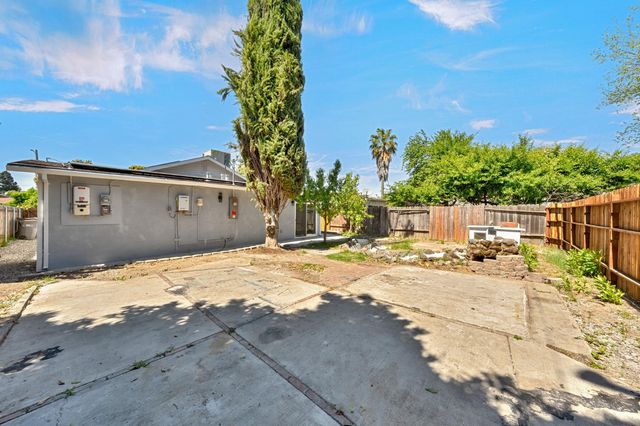 881 Reuter Dr, West Sacramento, CA 95605