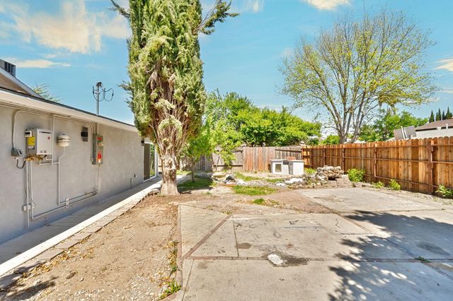 881 Reuter Dr, West Sacramento, CA 95605