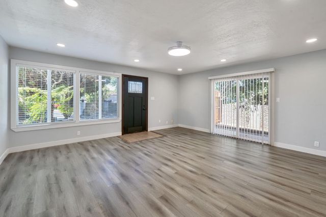 881 Reuter Dr, West Sacramento, CA 95605