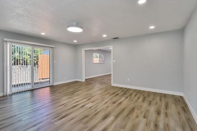 881 Reuter Dr, West Sacramento, CA 95605