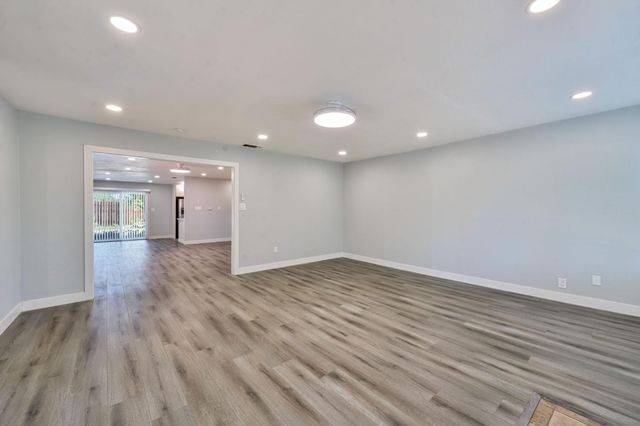 881 Reuter Dr, West Sacramento, CA 95605