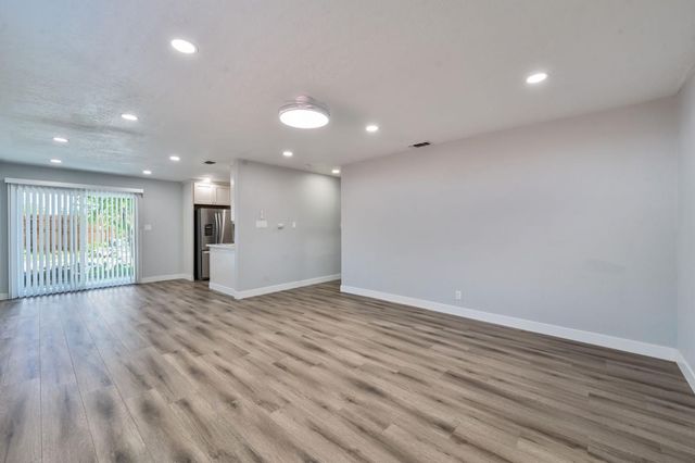 881 Reuter Dr, West Sacramento, CA 95605