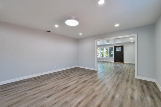 881 Reuter Dr, West Sacramento, CA 95605