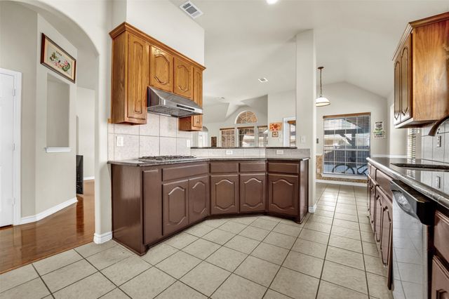 2720 Eastland Drive, Grand Prairie, TX 75052