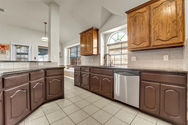 2720 Eastland Drive, Grand Prairie, TX 75052