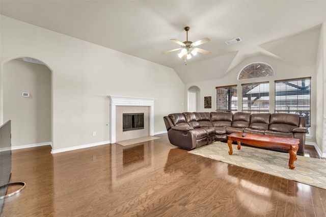 2720 Eastland Drive, Grand Prairie, TX 75052