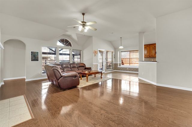 2720 Eastland Drive, Grand Prairie, TX 75052