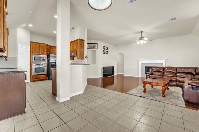 2720 Eastland Drive, Grand Prairie, TX 75052