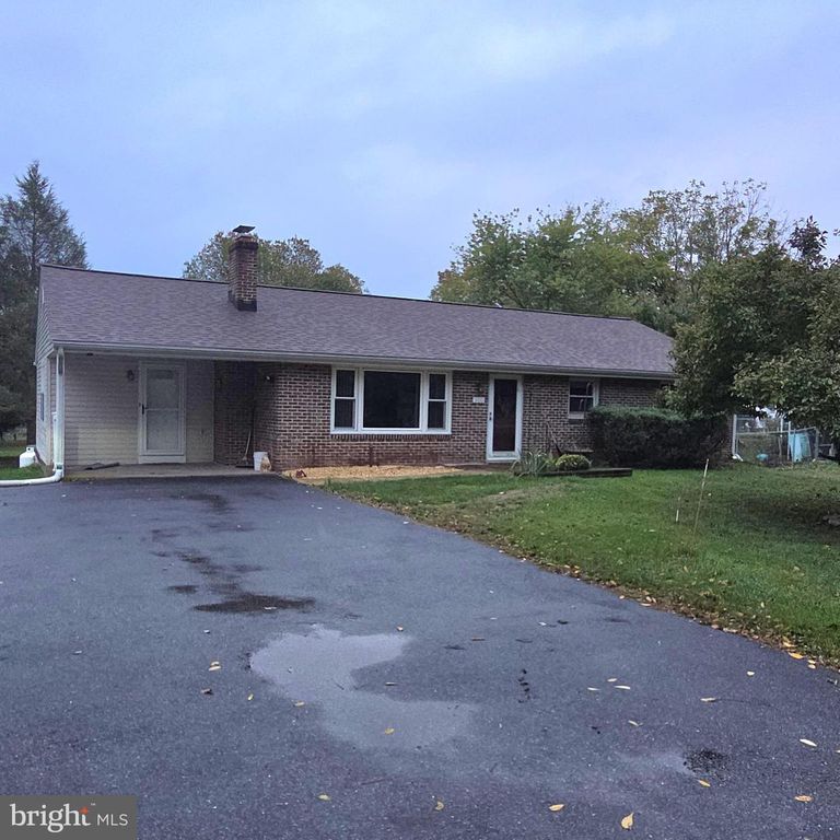 300 VALLEY RD, Etters, PA 17319