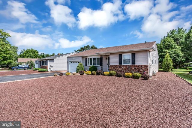 3 RANDALLS DR, Toms River, NJ 08757