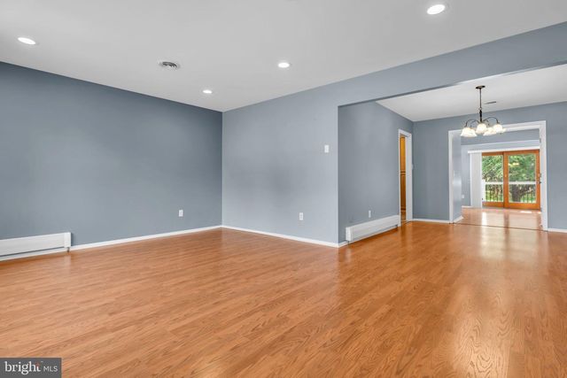 3 RANDALLS DR, Toms River, NJ 08757