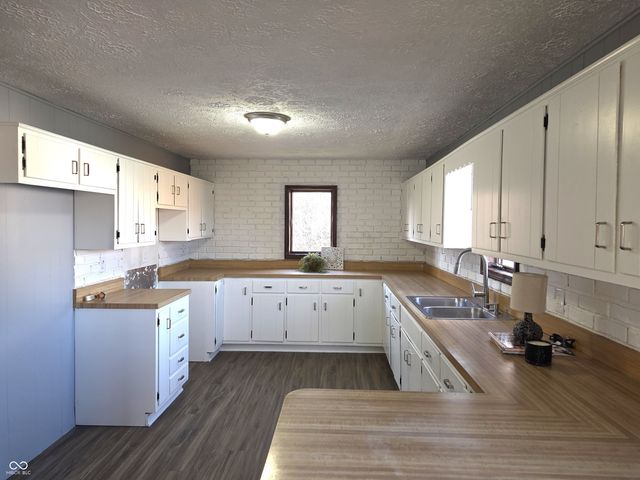 212 W Burnside Avenue, Fairland, IN 46126