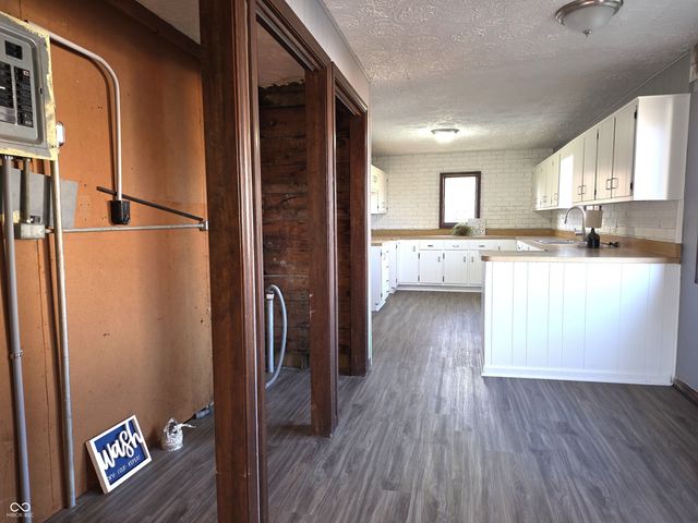 212 W Burnside Avenue, Fairland, IN 46126