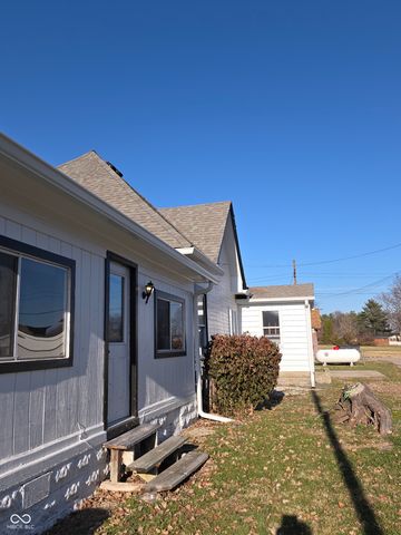 212 W Burnside Avenue, Fairland, IN 46126