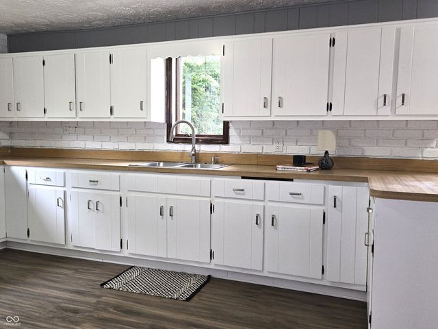 212 W Burnside Avenue, Fairland, IN 46126