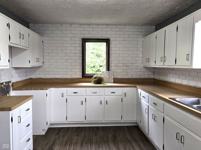 212 W Burnside Avenue, Fairland, IN 46126