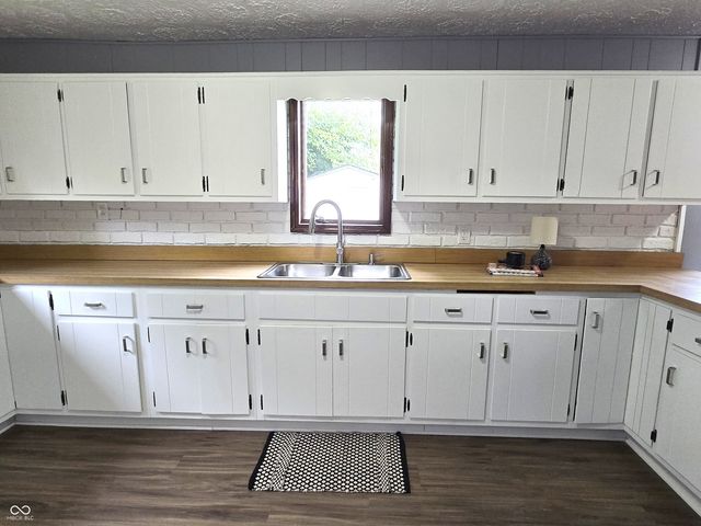 212 W Burnside Avenue, Fairland, IN 46126