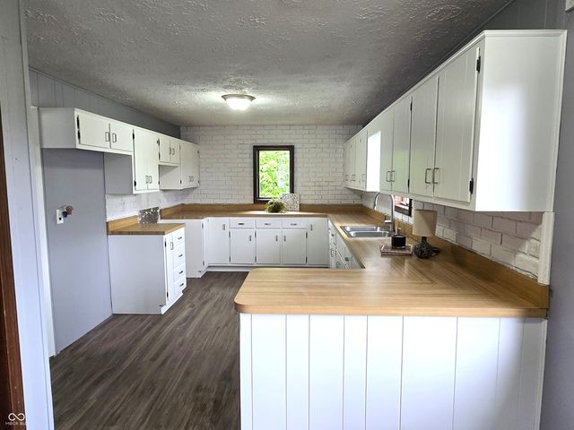 212 W Burnside Avenue, Fairland, IN 46126