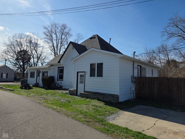 212 W Burnside Avenue, Fairland, IN 46126