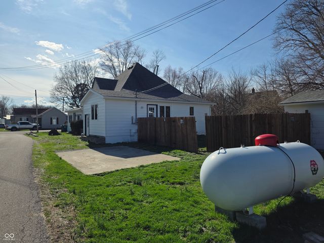 212 W Burnside Avenue, Fairland, IN 46126