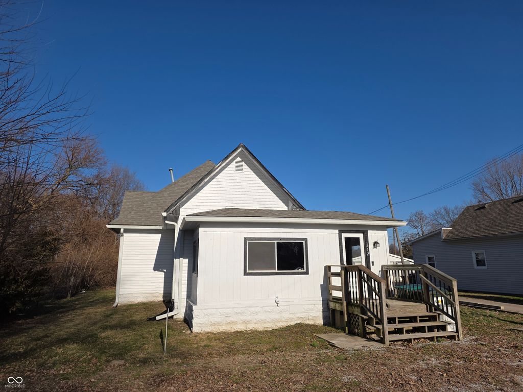 212 W Burnside Avenue, Fairland, IN 46126