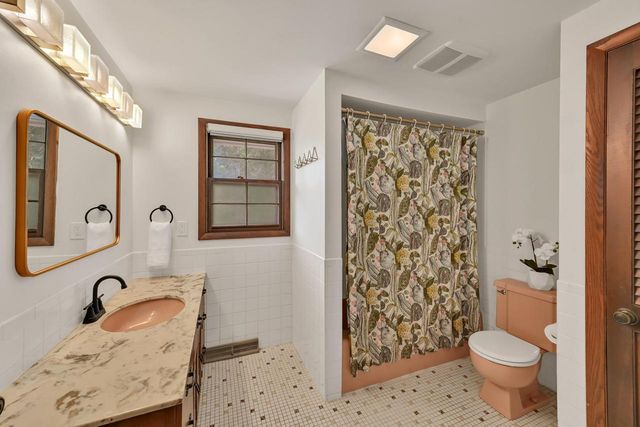 7266 N Pierron ROAD, Glendale, WI 53209