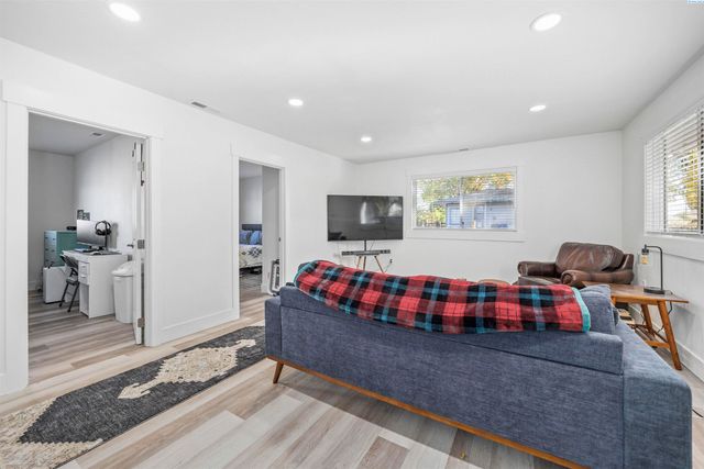 1330 Louisiana Ave, Richland, WA 99352