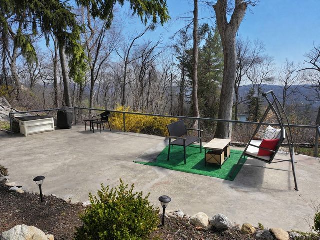 18 Pleasant Road, Lake Peekskill, NY 10537
