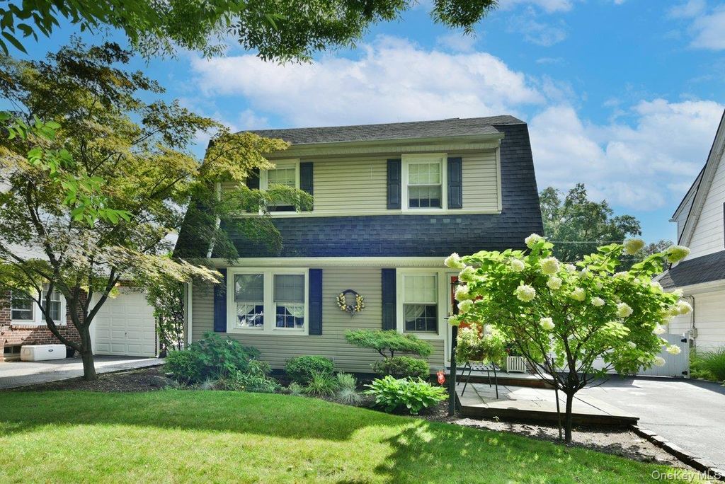 154 Argyle Road, Stewart Manor, NY 11530