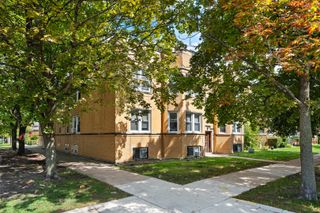 5256 W Wolfram Avenue 2, Chicago, IL 60641