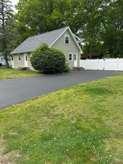 11 Friar Tuck Ln, Oxford, MA 01540