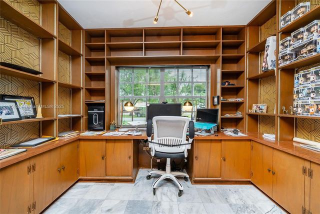 551 Morningside Dr, Miami Springs, FL 33166