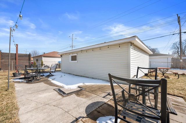 9043 W Grantosa DRIVE, Milwaukee, WI 53225