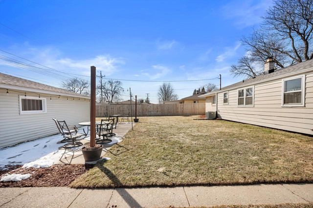 9043 W Grantosa DRIVE, Milwaukee, WI 53225