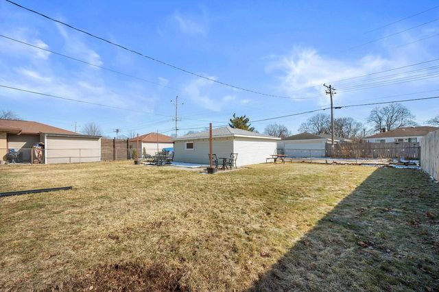 9043 W Grantosa DRIVE, Milwaukee, WI 53225