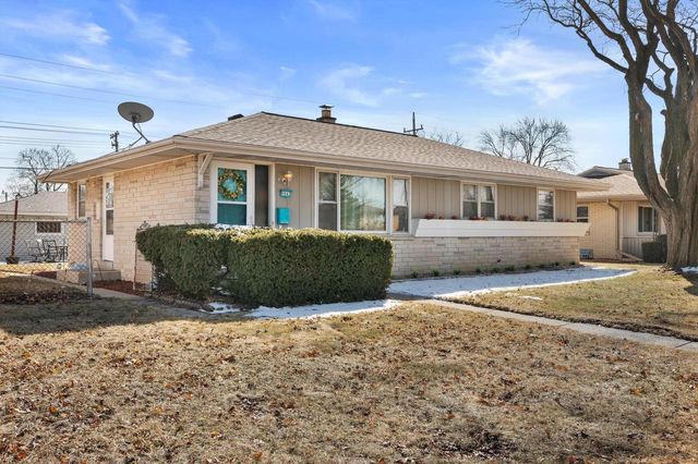 9043 W Grantosa DRIVE, Milwaukee, WI 53225