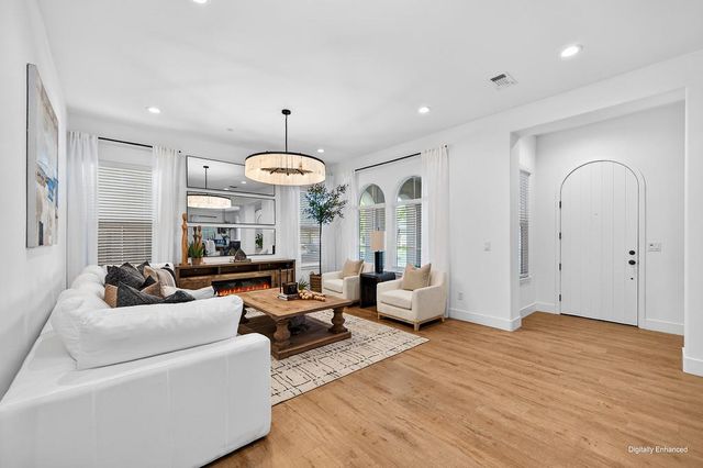 3220 Crocker Dr, Sacramento, CA 95818