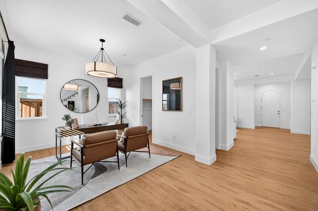 3220 Crocker Dr, Sacramento, CA 95818