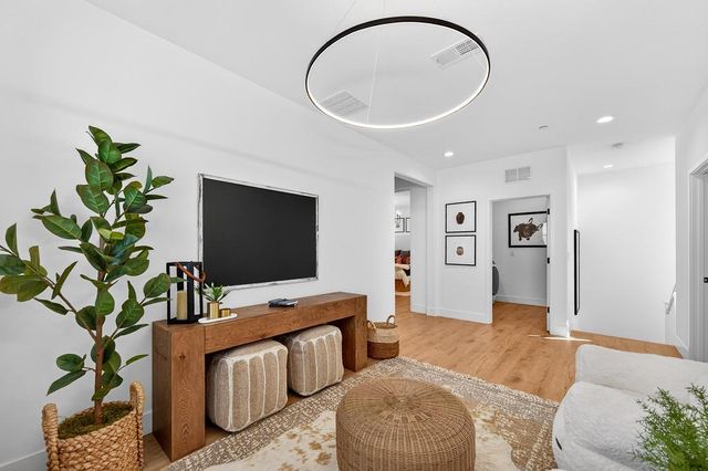 3220 Crocker Dr, Sacramento, CA 95818