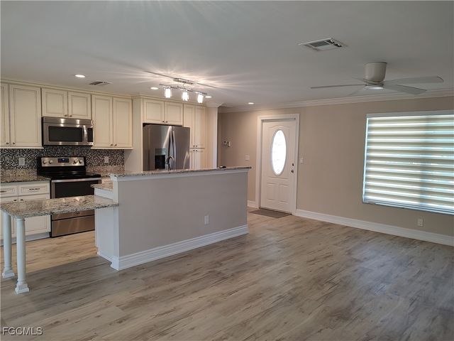 2220 SE 7th ST, Cape Coral, FL 33990