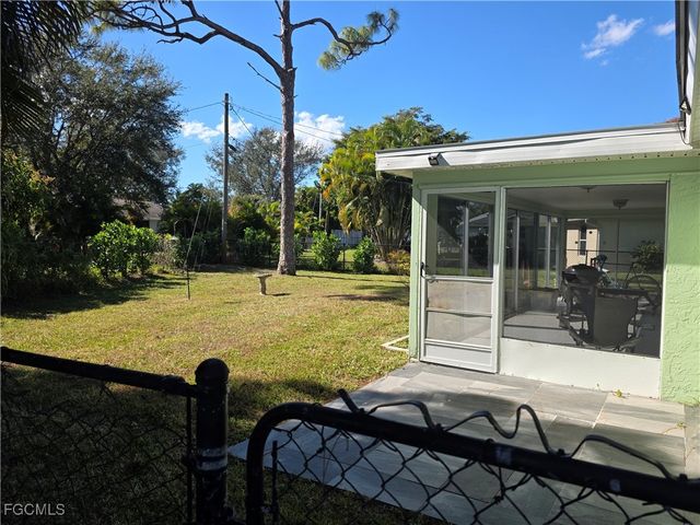 2220 SE 7th ST, Cape Coral, FL 33990